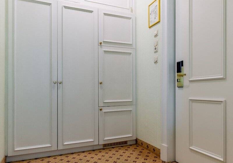 Junior Süit, Natsionalny