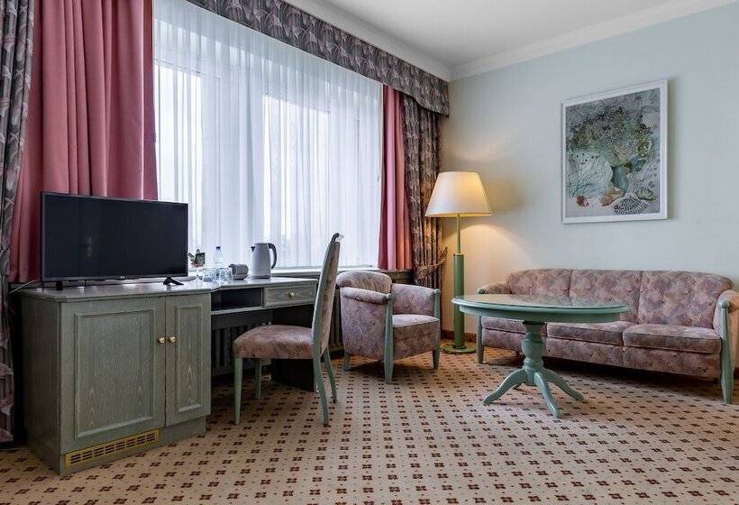 Junior Süit, Natsionalny