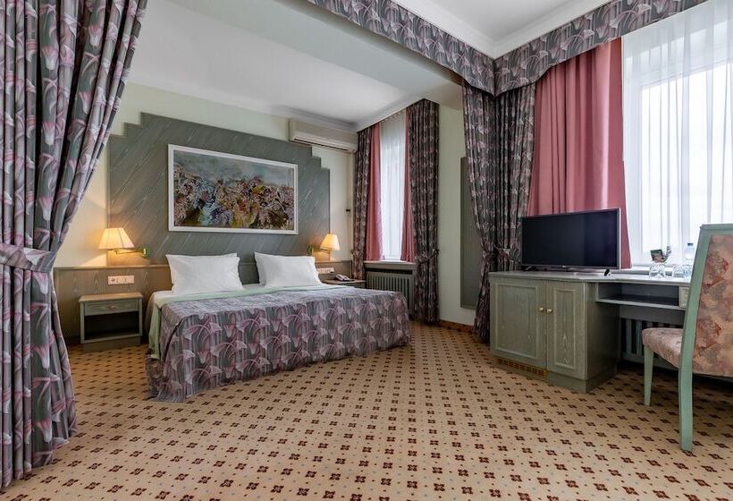 Junior Süit, Natsionalny