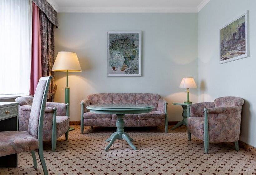 Junior Süit, Natsionalny