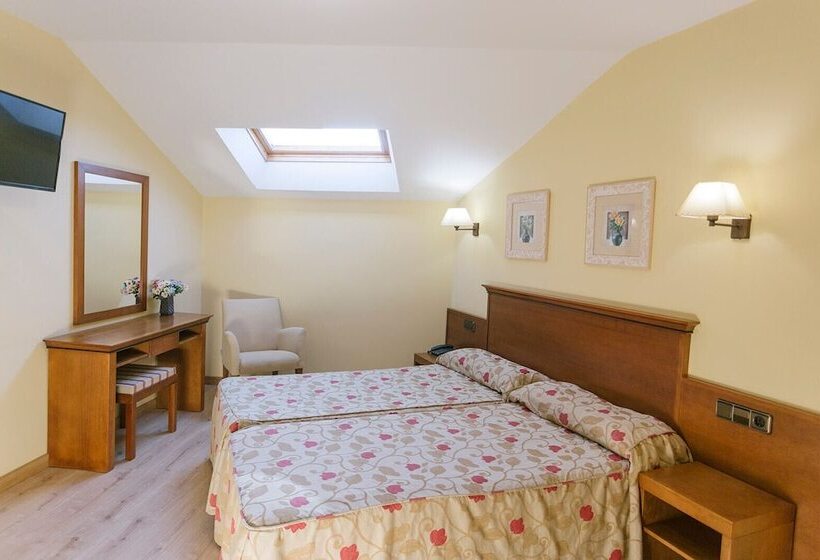 标准间带山景, O Castro