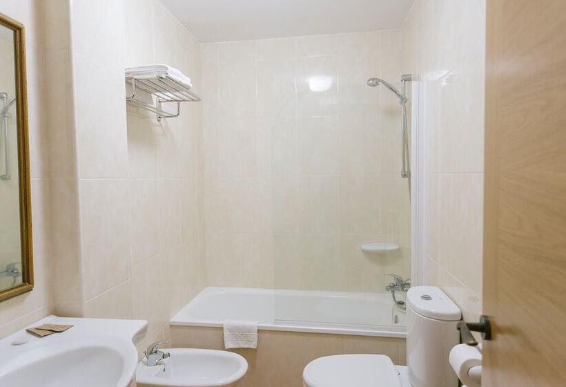 标准间带山景, O Castro