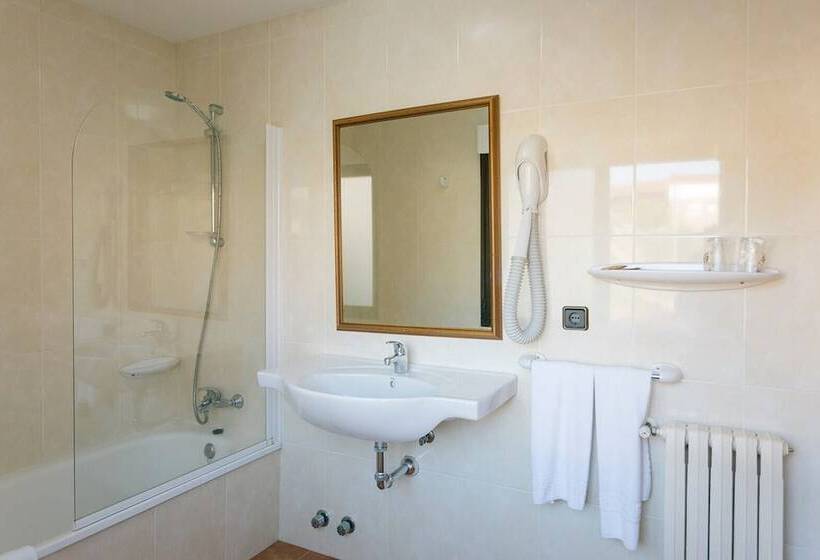 标准间带山景, O Castro