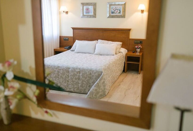 标准间带山景, O Castro