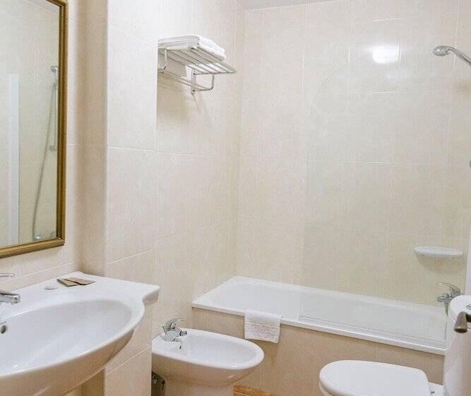 标准间带山景, O Castro