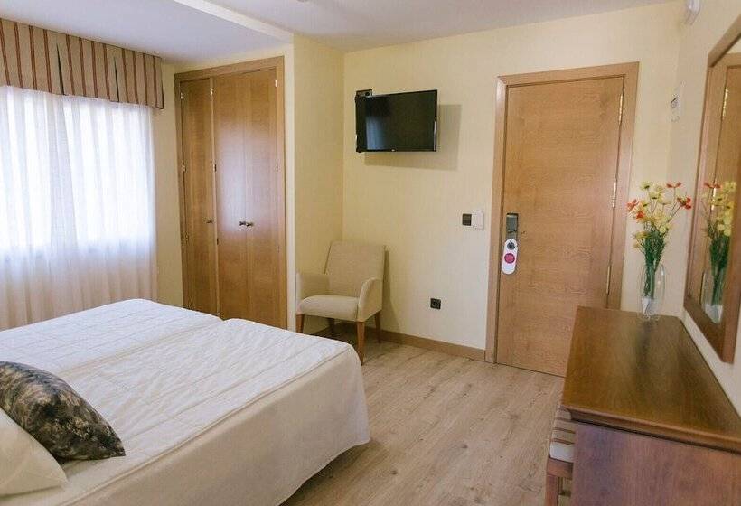 标准间带山景, O Castro