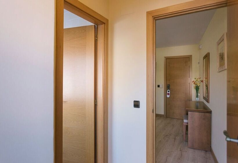 标准间带山景, O Castro