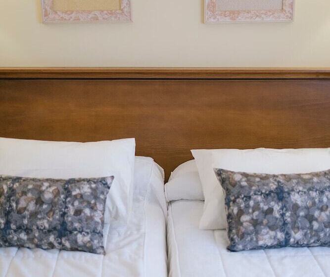 标准间带山景, O Castro