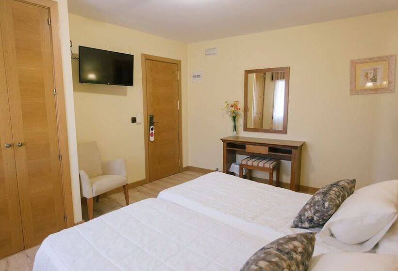 标准间带山景, O Castro