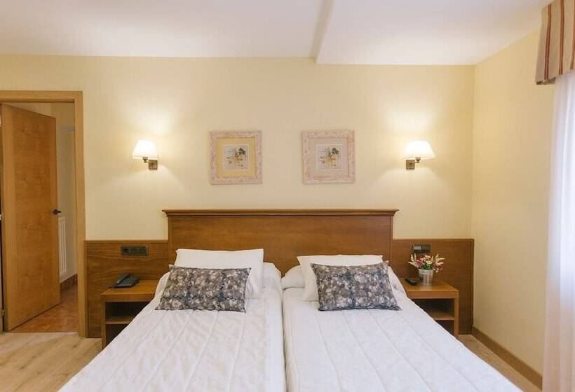 标准间带山景, O Castro