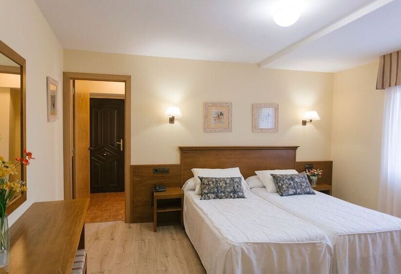 标准间带山景, O Castro