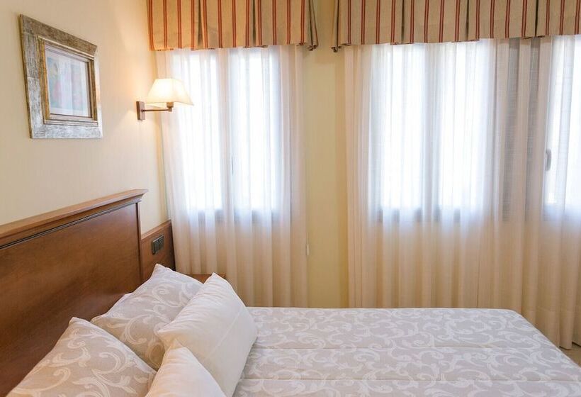 标准间带山景, O Castro