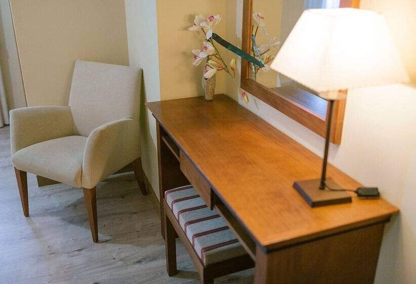 标准间带山景, O Castro