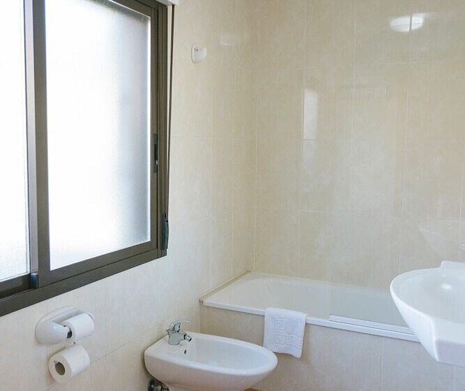 标准间带山景, O Castro