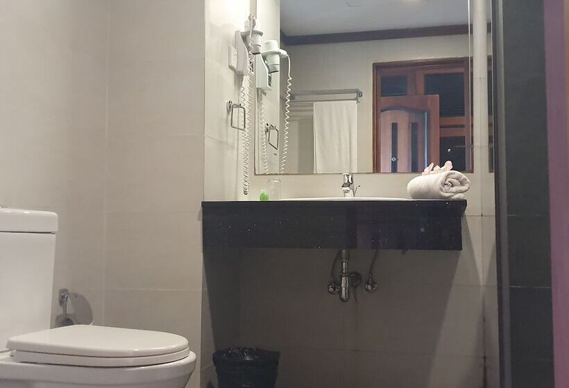 オーシャンビューのデラックストリプルルーム, Induruwa Beach Resort