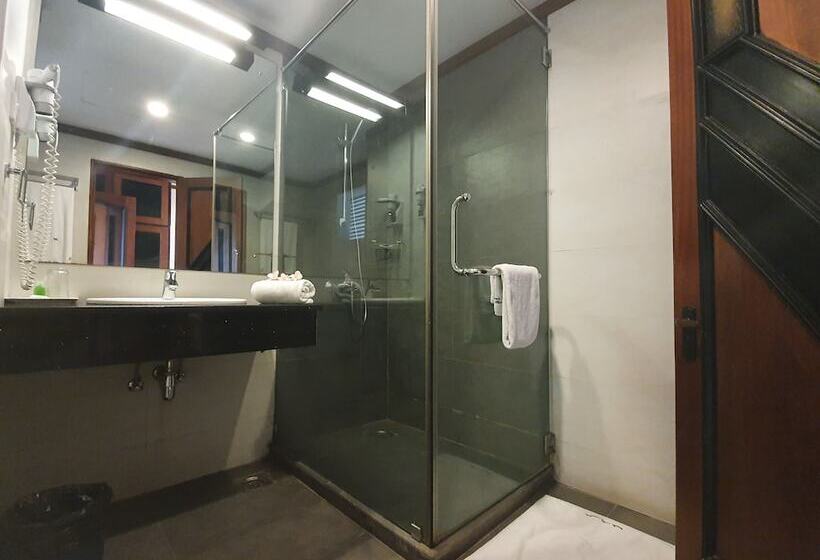 オーシャンビューのデラックストリプルルーム, Induruwa Beach Resort