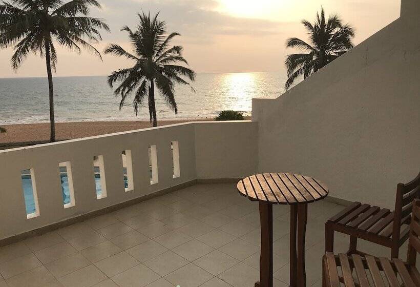 オーシャンビューのデラックストリプルルーム, Induruwa Beach Resort