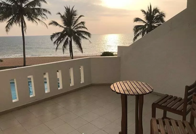 اتاق سه نفره دلوکس با چشم‌انداز دریا, Induruwa Beach Resort