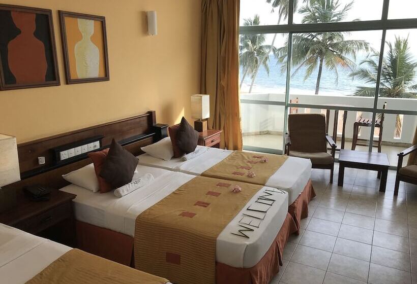 オーシャンビューのデラックストリプルルーム, Induruwa Beach Resort