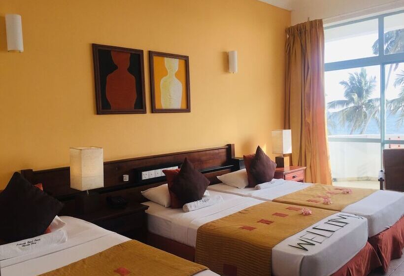 オーシャンビューのデラックストリプルルーム, Induruwa Beach Resort