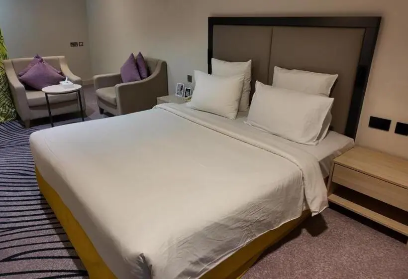 プールの見えるスーペリアルーム, Oryx Grand Hotel Jebel Hafeet