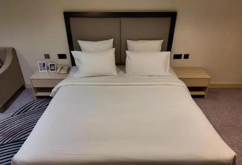 プールの見えるスーペリアルーム, Oryx Grand Hotel Jebel Hafeet