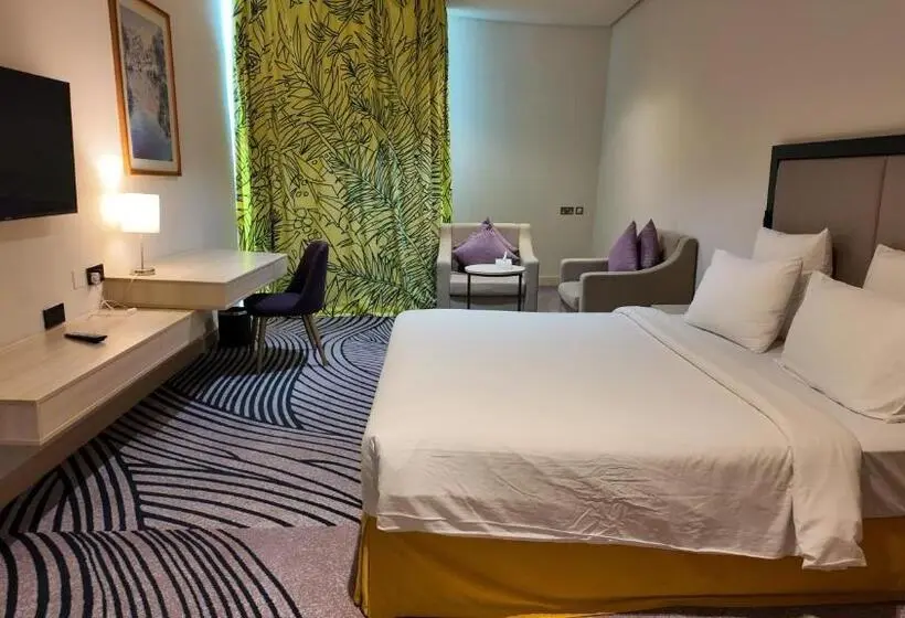 プールの見えるスーペリアルーム, Oryx Grand Hotel Jebel Hafeet
