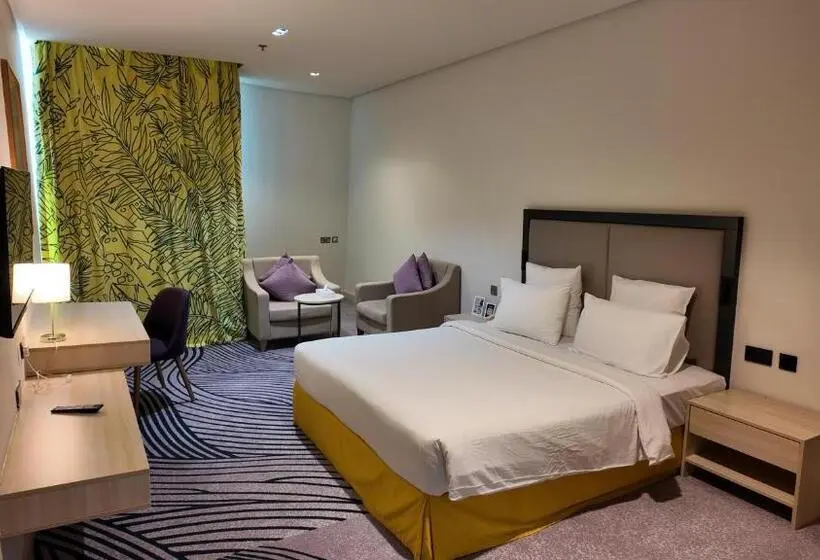プールの見えるスーペリアルーム, Oryx Grand Hotel Jebel Hafeet
