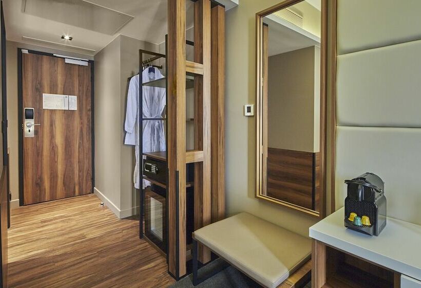 Трехместный Номер Премиум, L Elysee Val D Europe