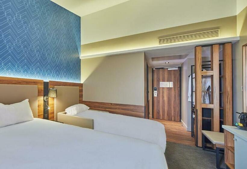 Трехместный Номер Премиум, L Elysee Val D Europe