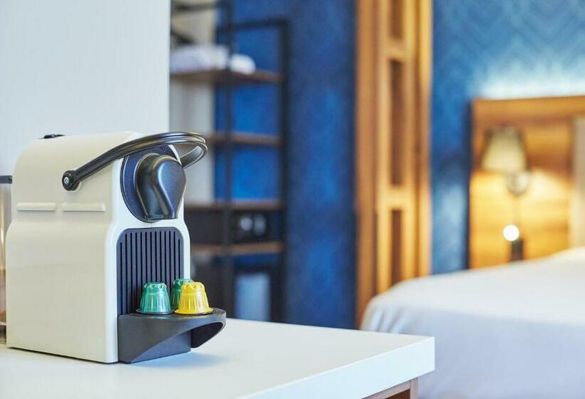 Четырехместный номер Премиум, L Elysee Val D Europe