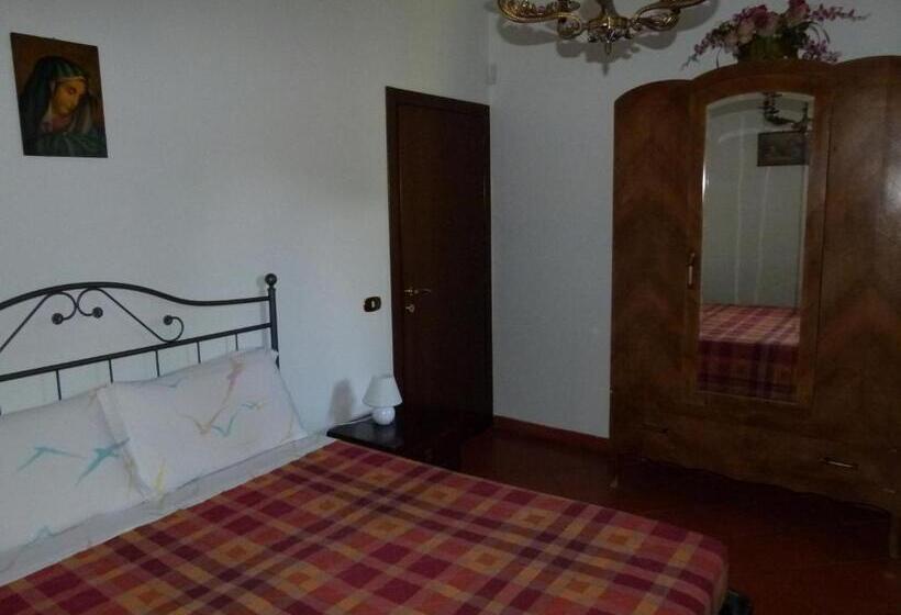 חדר סטנדרט לשלושה, B&b La Poiana