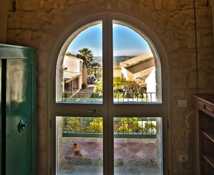 غرفة عائلية, Pietre Di Gelo Dei F.lli Valenziani