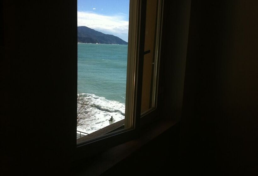 اتاق استاندارد سه نفره, Al Mare