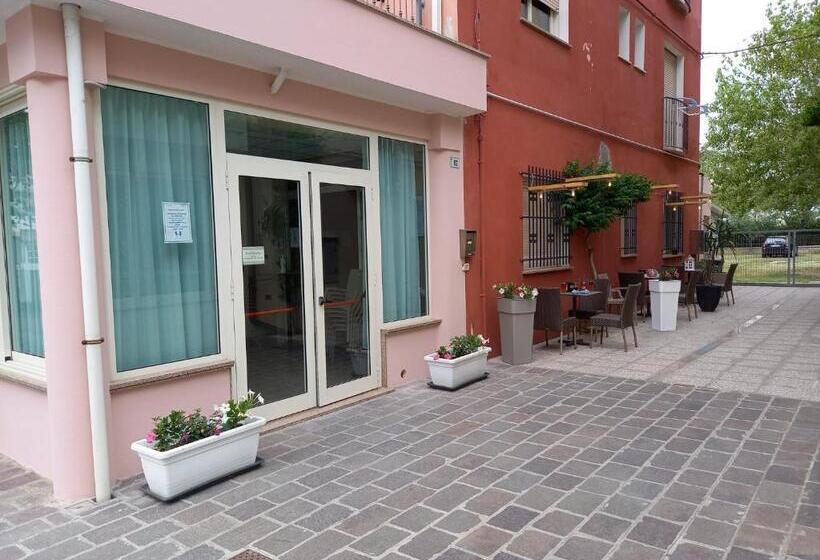 اتاق استاندارد چهار تخته, Serafini Misano Adriatico