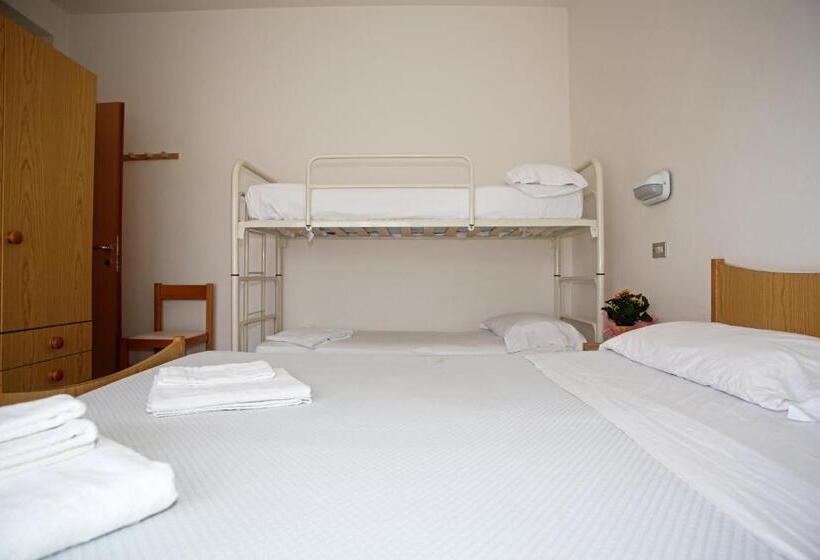 スタンダード4人部屋, Serafini Misano Adriatico