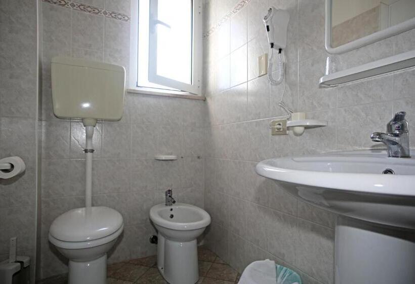اتاق استاندارد چهار تخته, Serafini Misano Adriatico