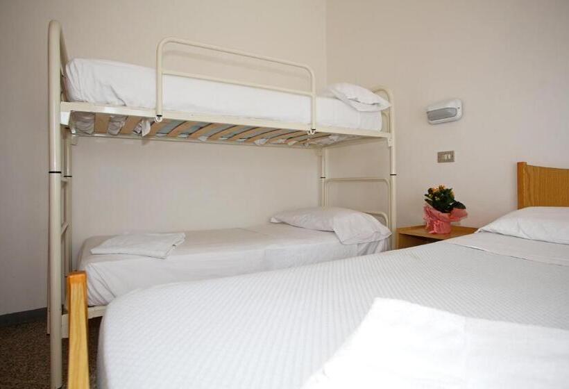 スタンダード4人部屋, Serafini Misano Adriatico