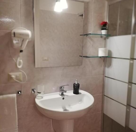 חדר משפחתי, Mirage B&b