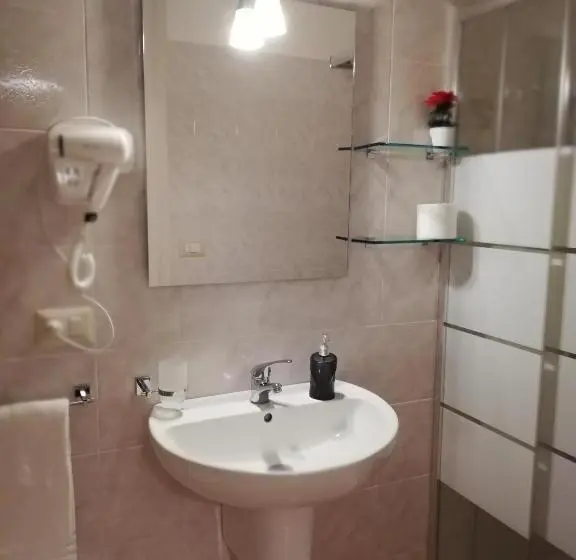 Cameră Familiară, Mirage B&b