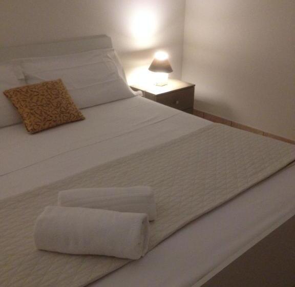 חדר משפחתי, Mirage B&b