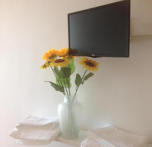 חדר משפחתי, Mirage B&b