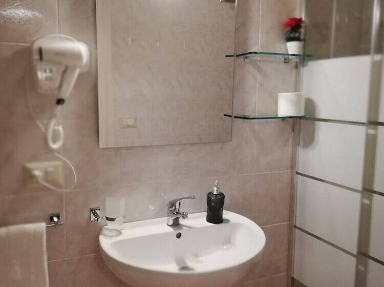 חדר משפחתי, Mirage B&b