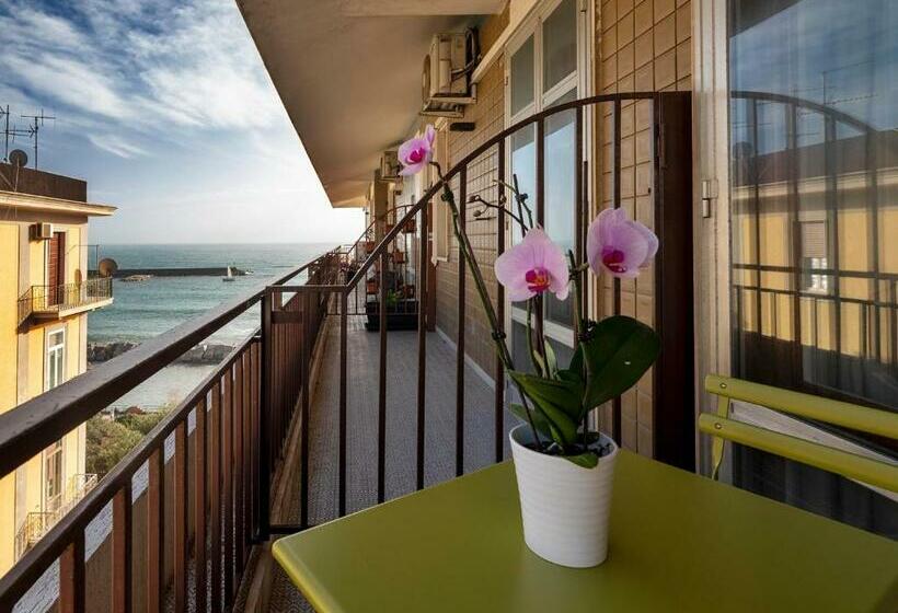 اتاق لوکس با بالکن و چشمانداز دریا, Attico 195