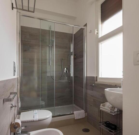 اتاق لوکس با بالکن و چشمانداز دریا, Attico 195