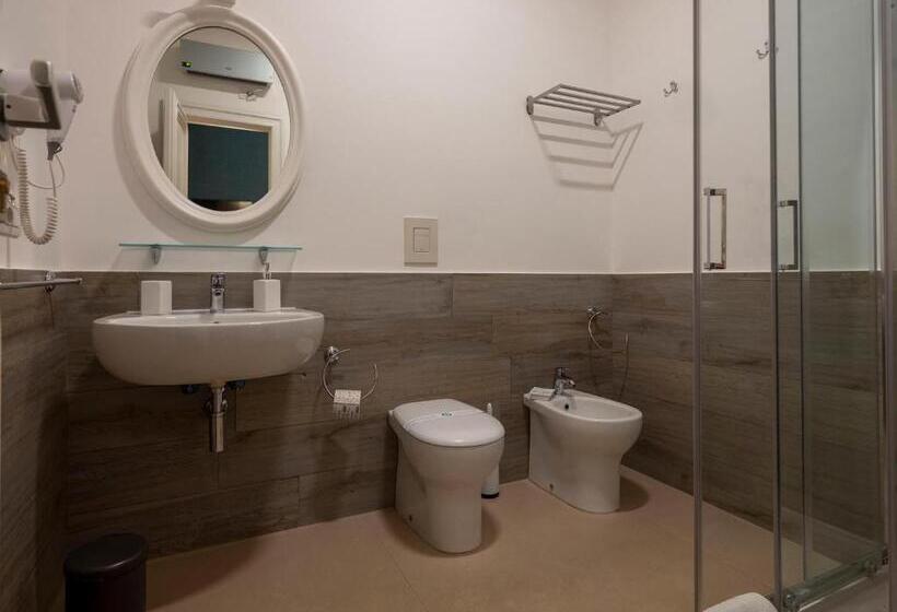 اتاق لوکس با بالکن و چشمانداز دریا, Attico 195