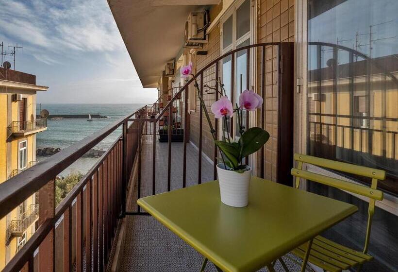 اتاق لوکس با بالکن و چشمانداز دریا, Attico 195