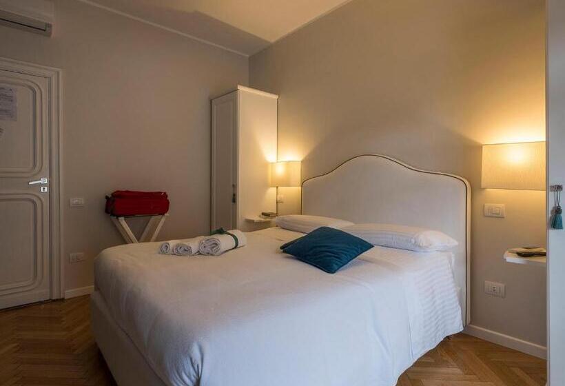 اتاق لوکس با بالکن و چشمانداز دریا, Attico 195