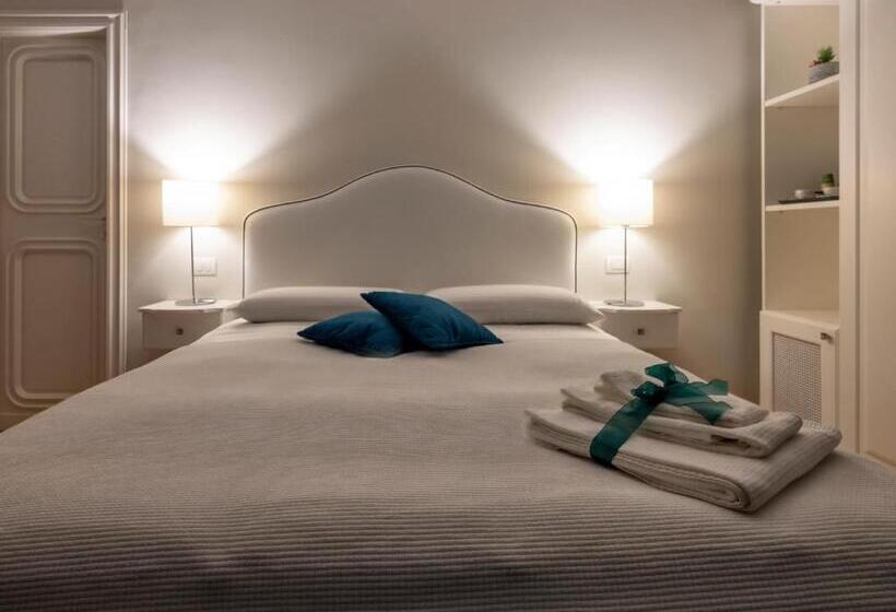 اتاق لوکس با بالکن و چشمانداز دریا, Attico 195