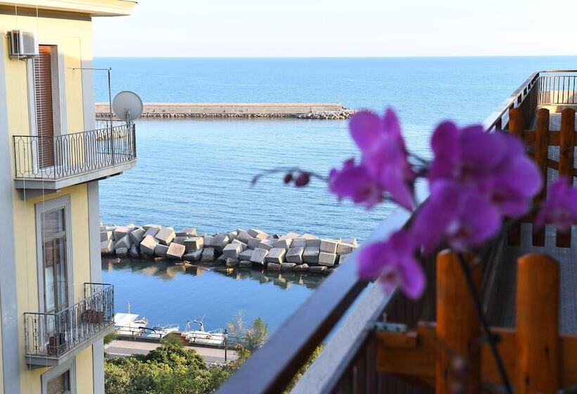 اتاق لوکس با بالکن و چشمانداز دریا, Attico 195